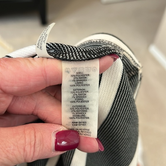 Lovely Calvin Klein dress with a great bell sleeve. Size L. - Picture 6 of 6